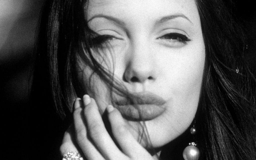 «Сумасшедшая любовь проходит быстро, любовь двух сумасшедших — никогда!» — 20 чудесных и мудрых цитат прекрасной Анжелины Джоли.