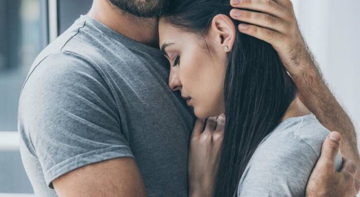 9 способов, которыми мужчины выражают чувства